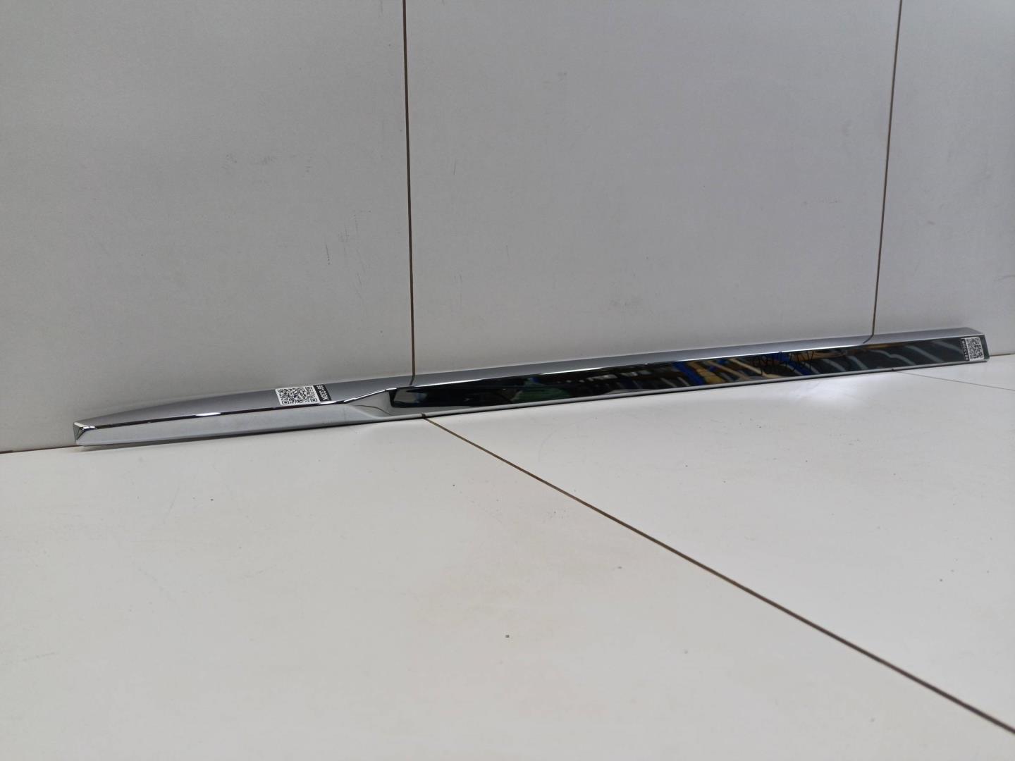 Молдинг передней левой двери