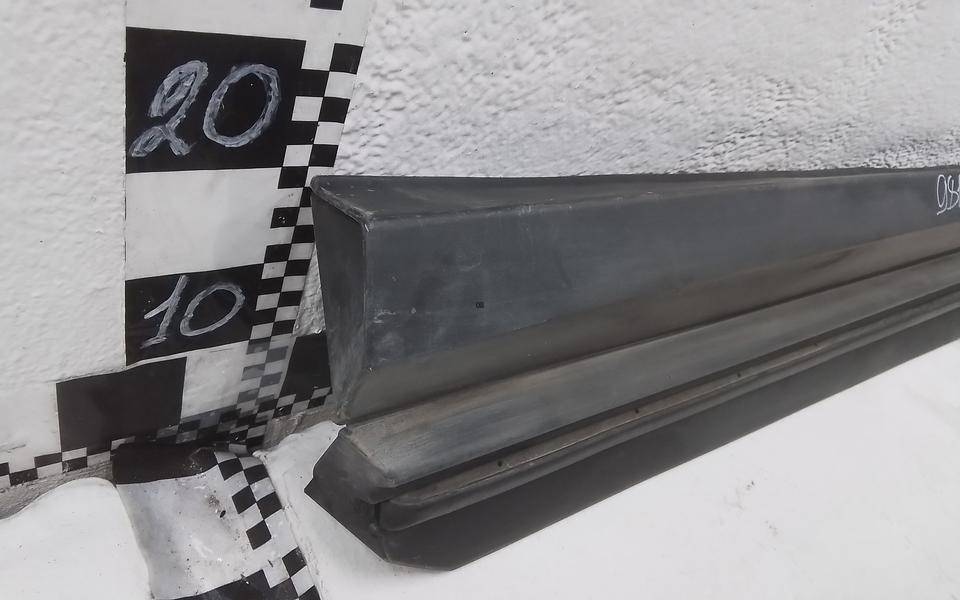 Накладка двери передней правой