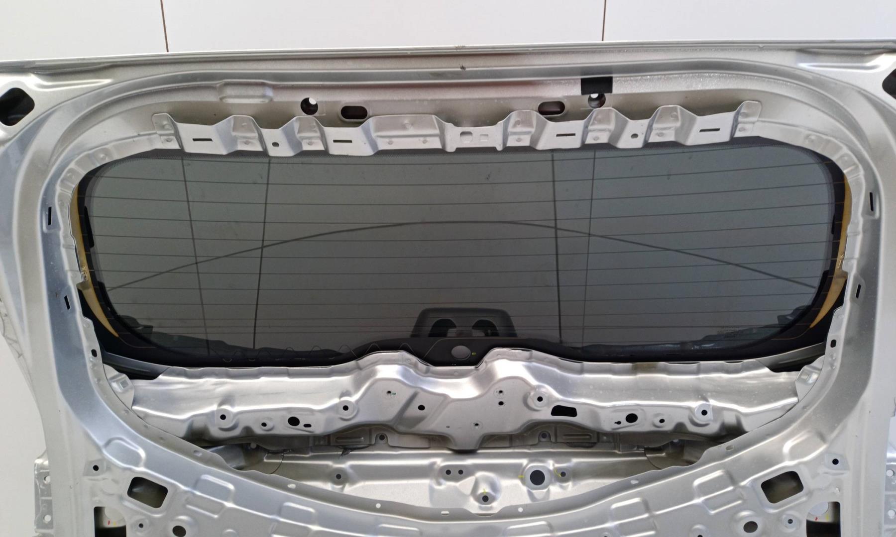 Стекло двери багажника