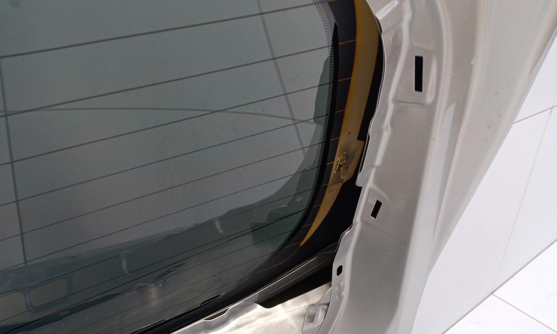 Стекло двери багажника