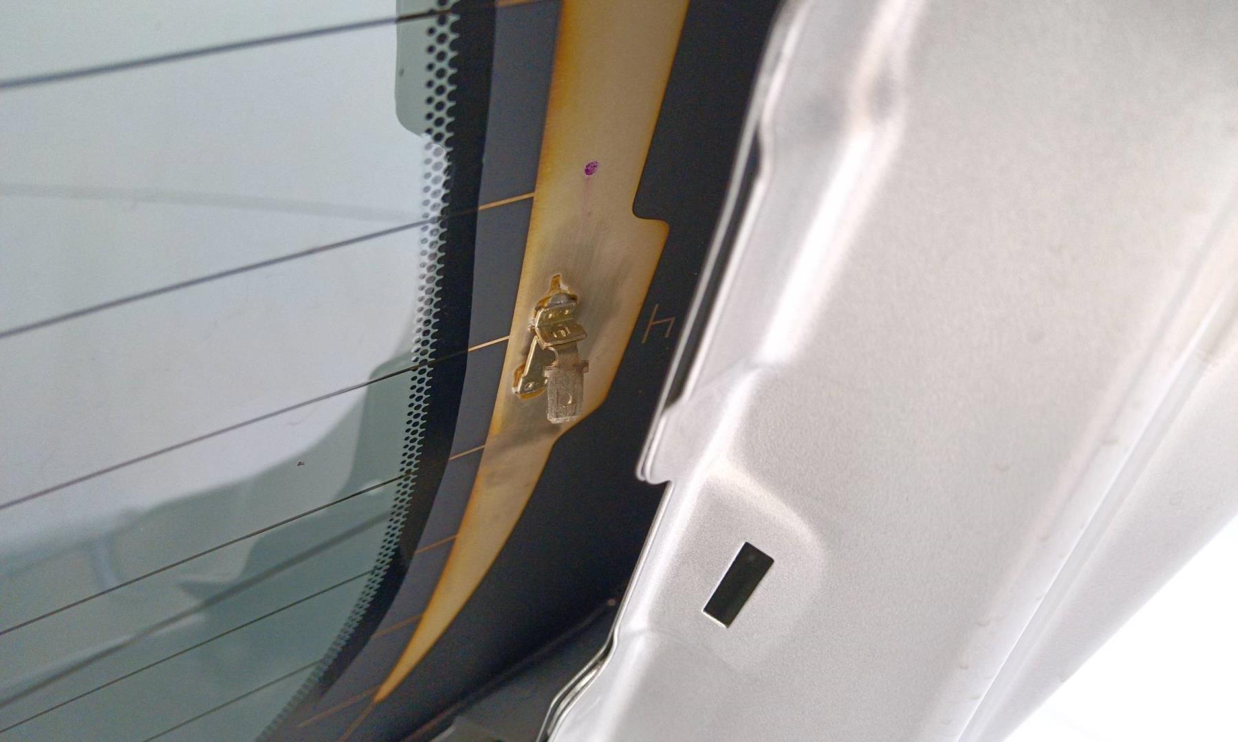 Стекло двери багажника