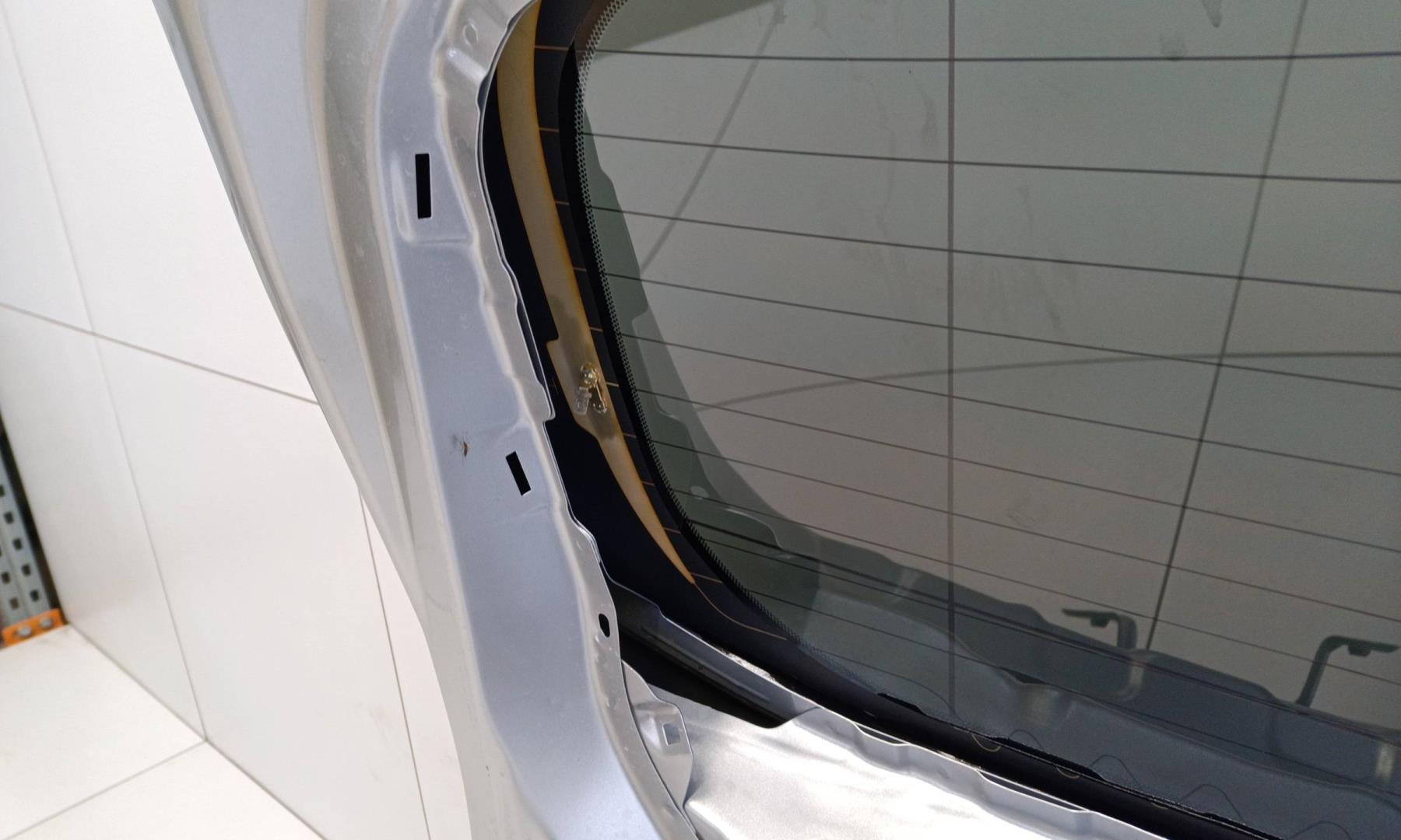 Стекло двери багажника