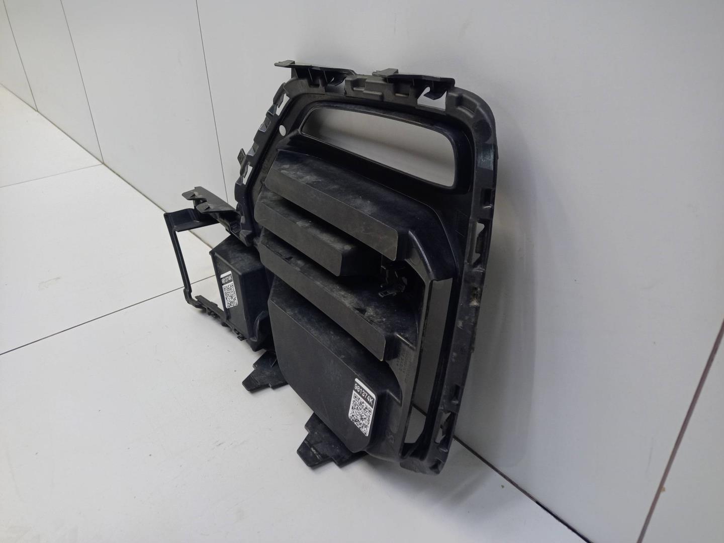 Решетка в бампер правая