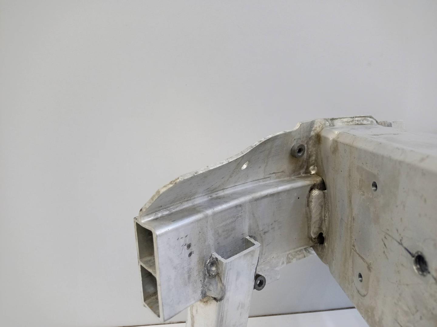 Усилитель переднего бампера