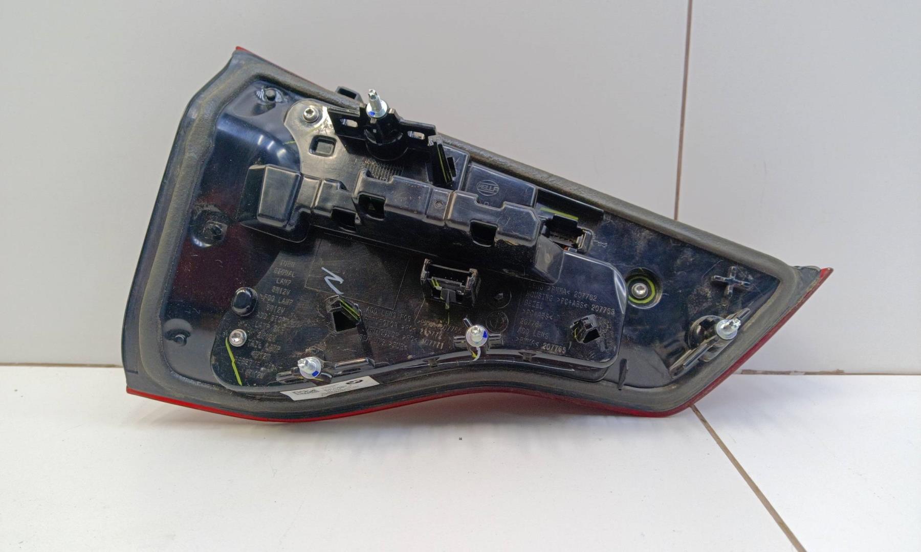 Фонарь задний внутренний правый