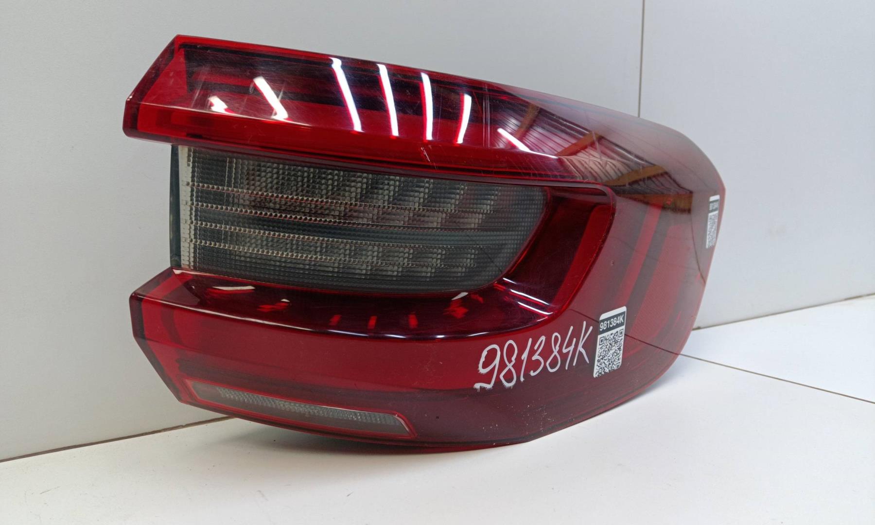 Фонарь задний наружный правый