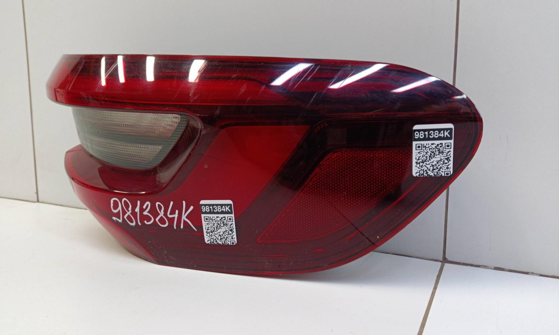 Фонарь задний наружный правый