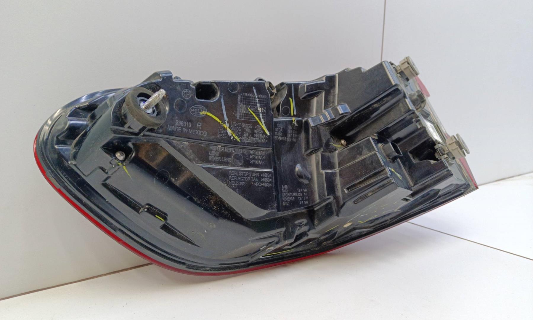 Фонарь задний наружный правый