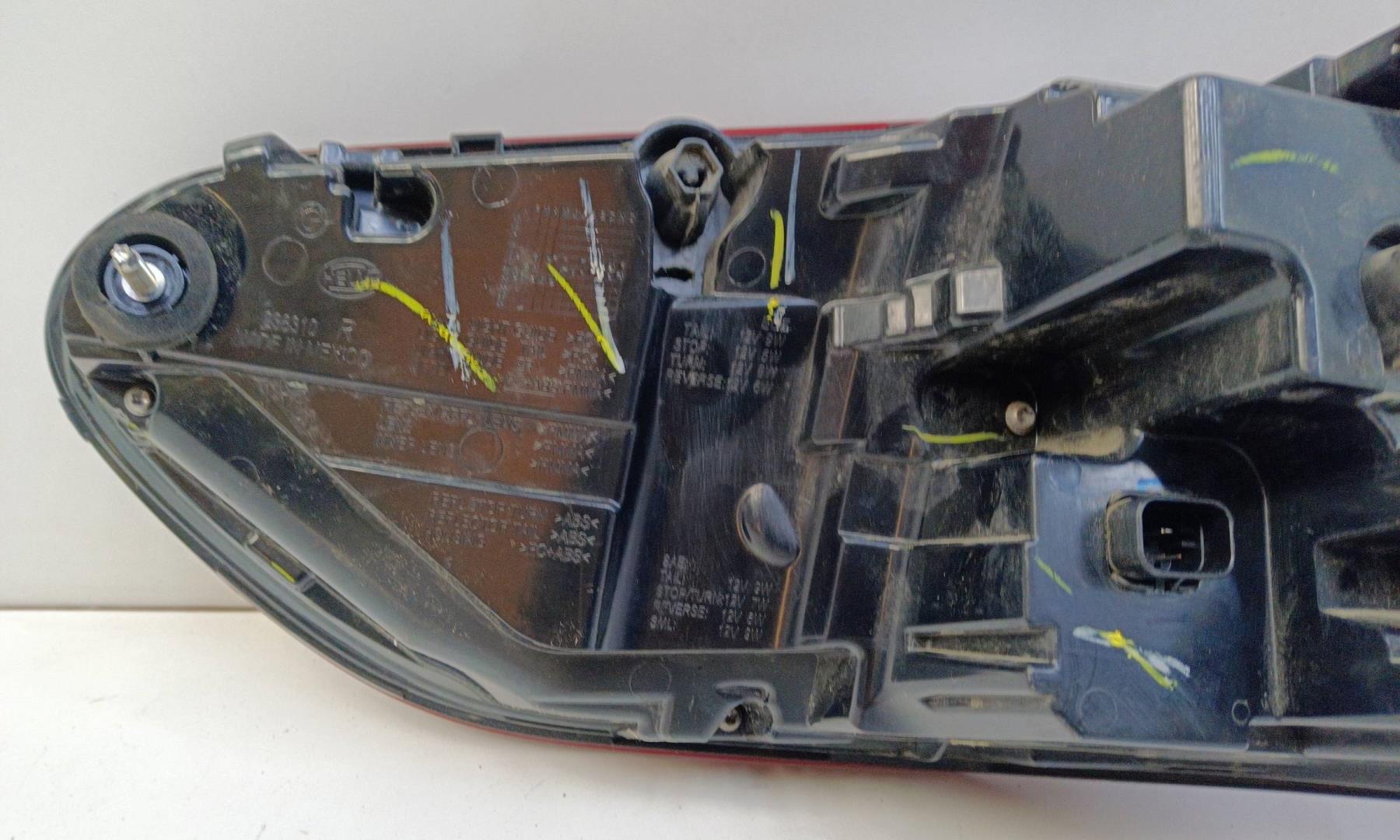 Фонарь задний наружный правый