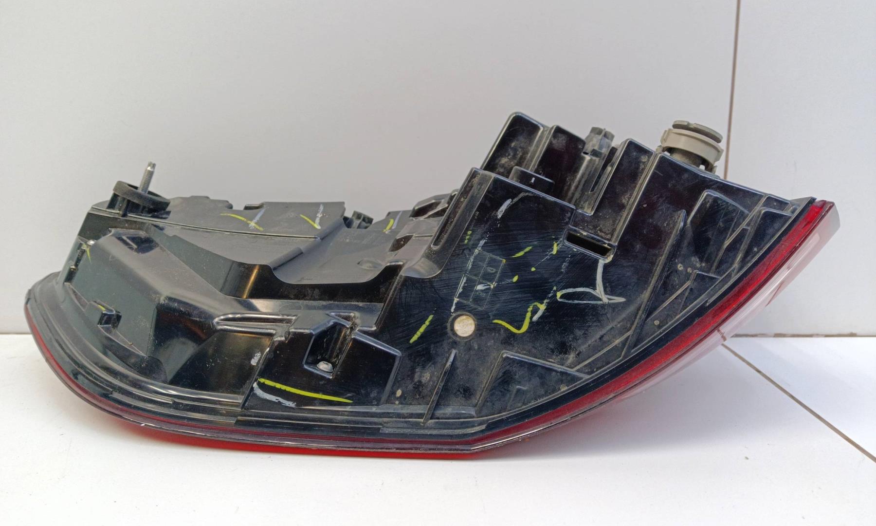 Фонарь задний наружный правый