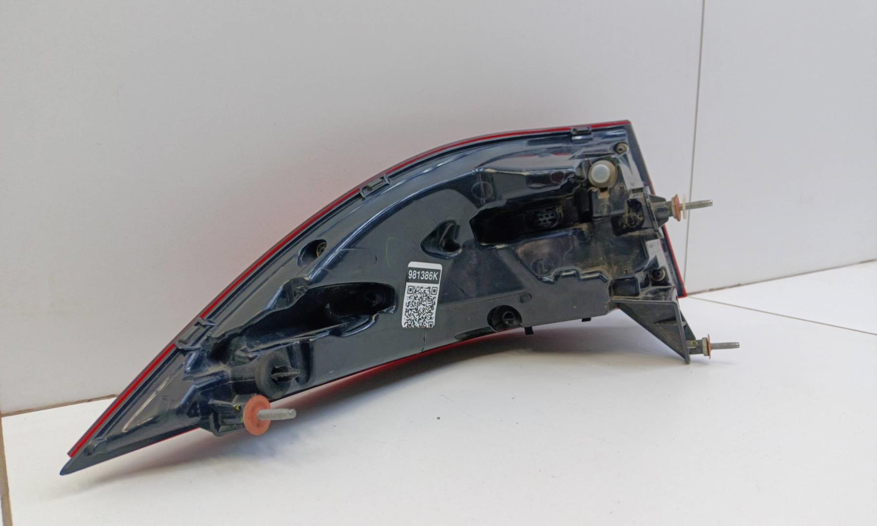 Фонарь задний наружный правый