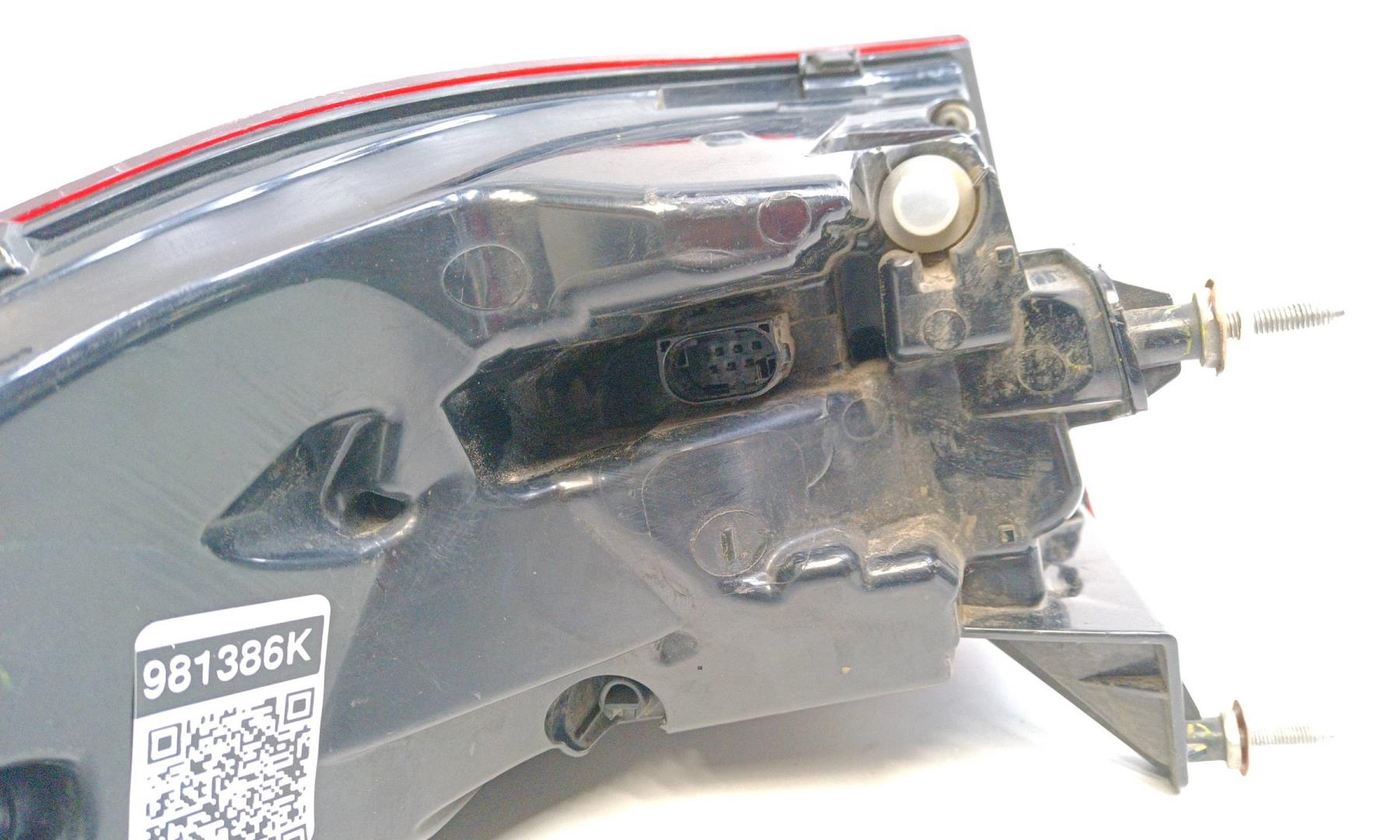 Фонарь задний наружный правый