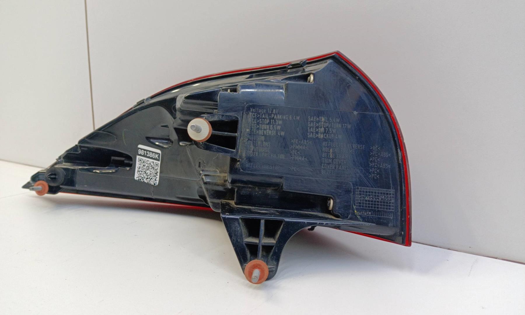 Фонарь задний наружный правый