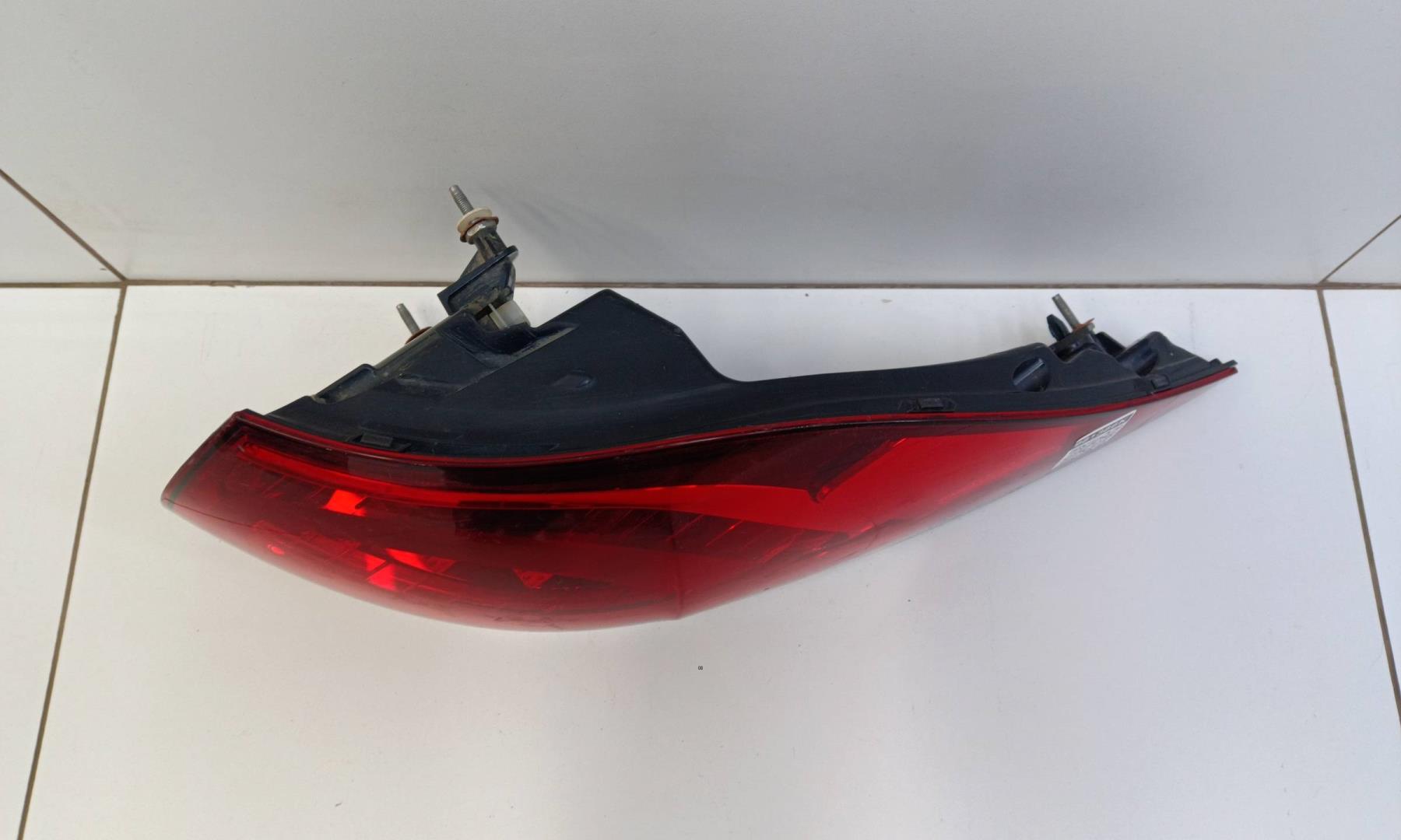 Фонарь задний наружный правый