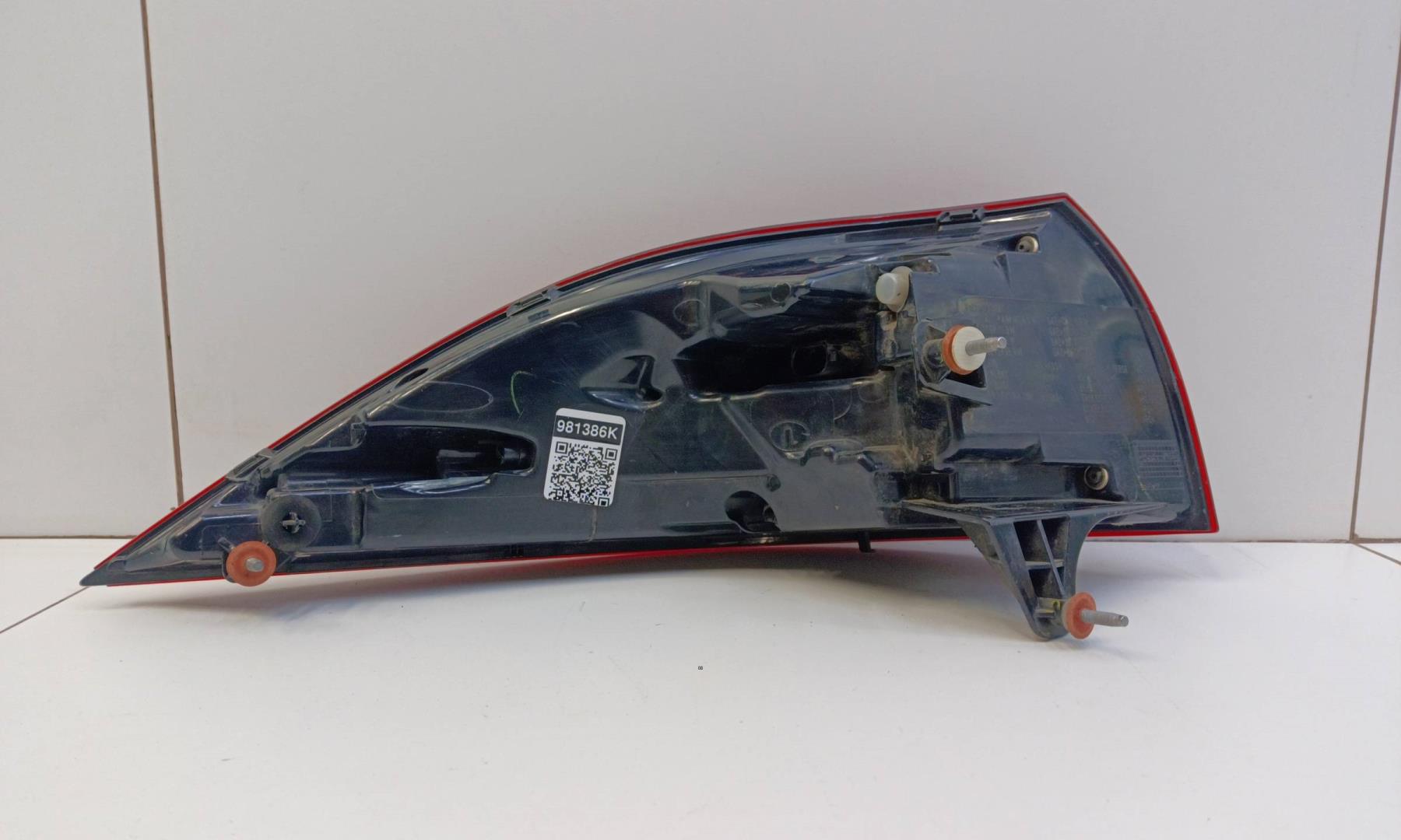 Фонарь задний наружный правый