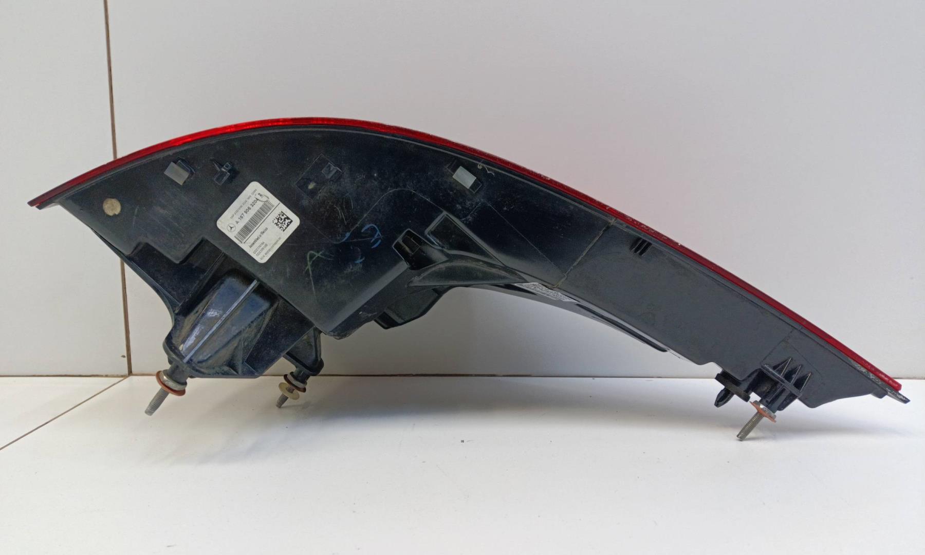 Фонарь задний наружный правый