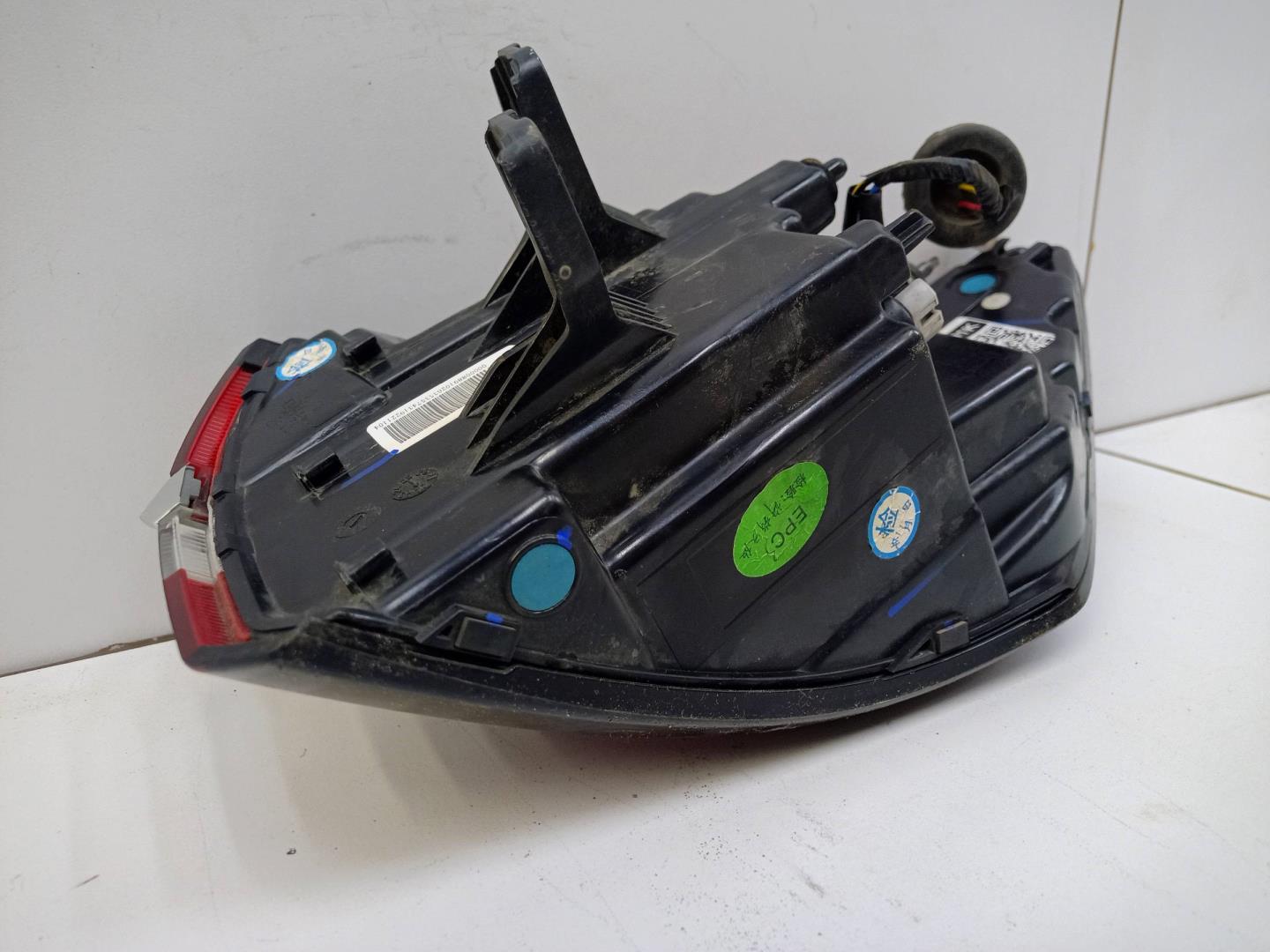 Фонарь задний наружный левый