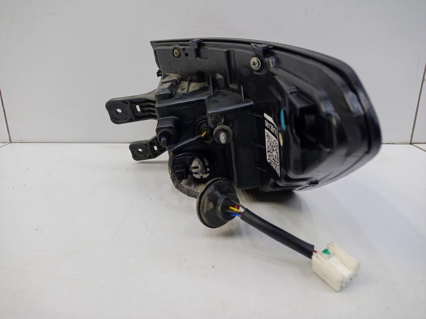 Фонарь задний наружный левый