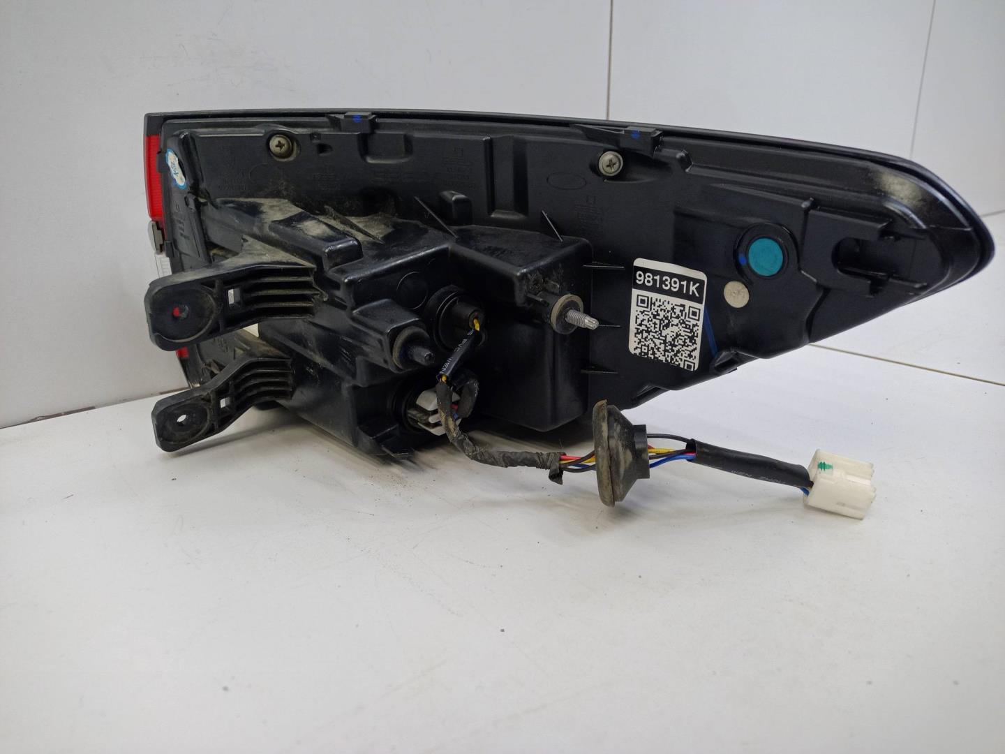 Фонарь задний наружный левый