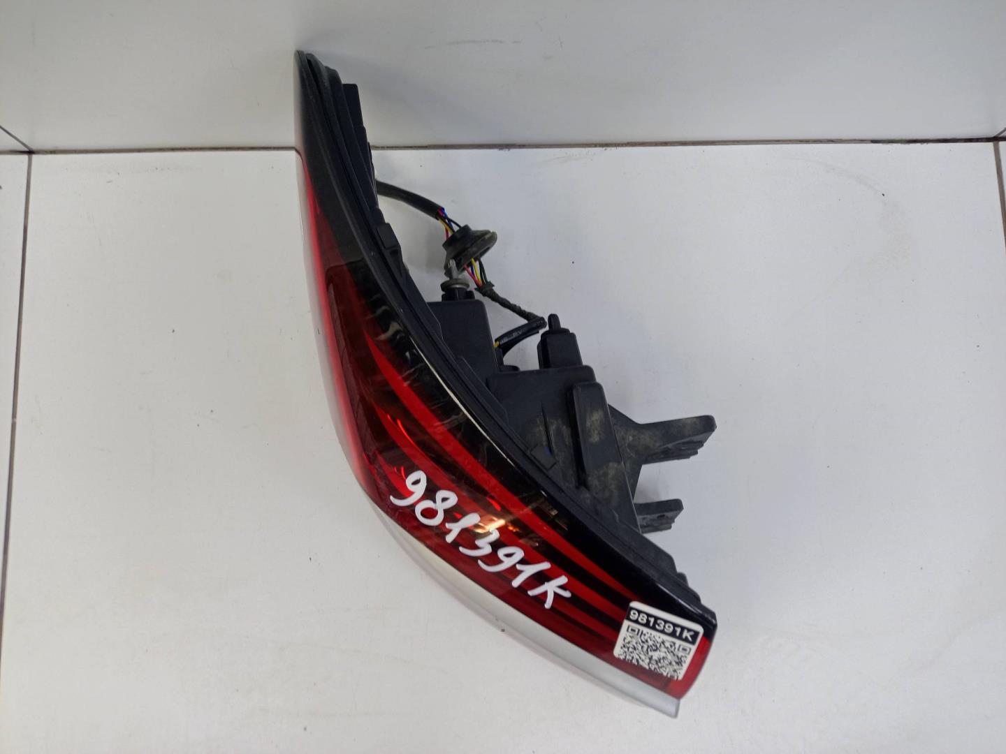 Фонарь задний наружный левый