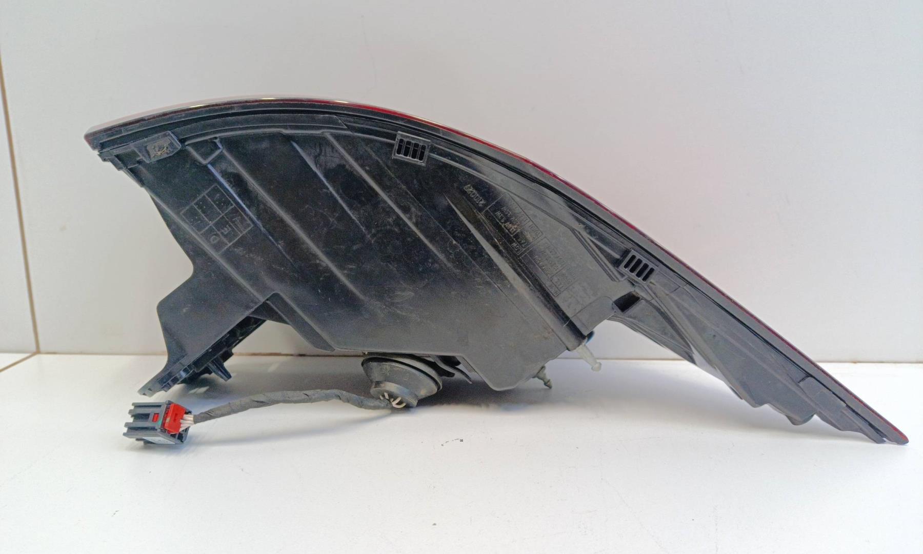 Фонарь задний наружный правый