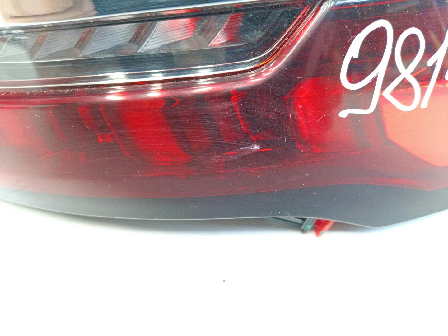 Фонарь задний наружный правый