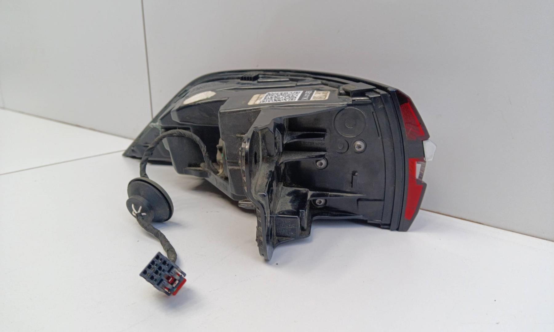 Фонарь задний наружный правый