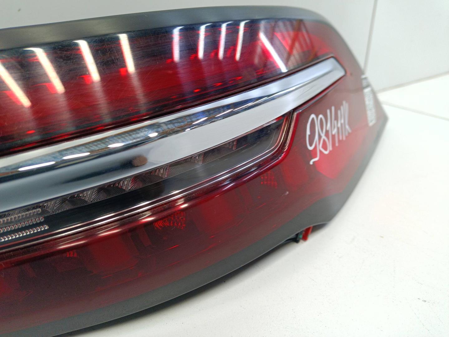 Фонарь задний наружный правый