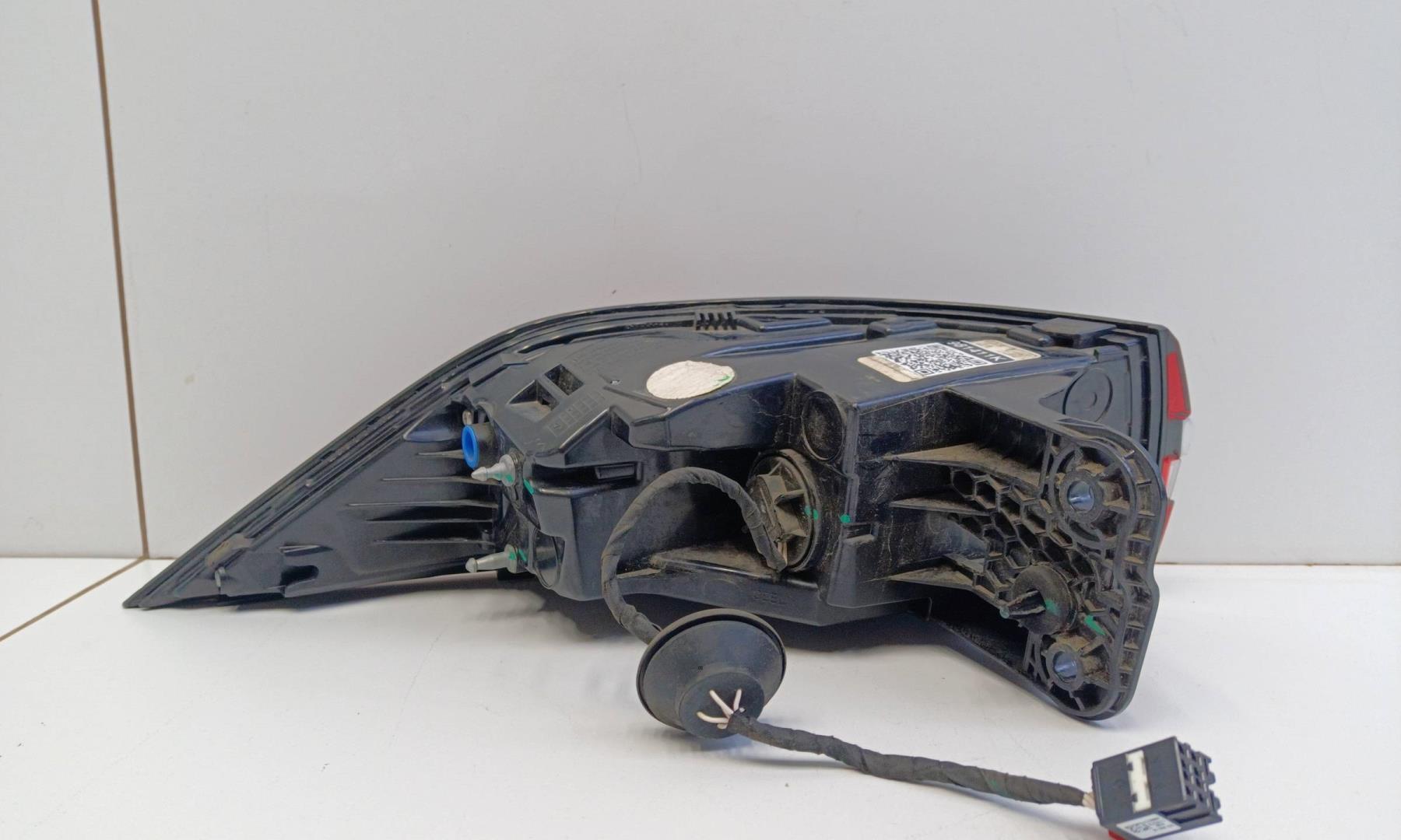 Фонарь задний наружный правый