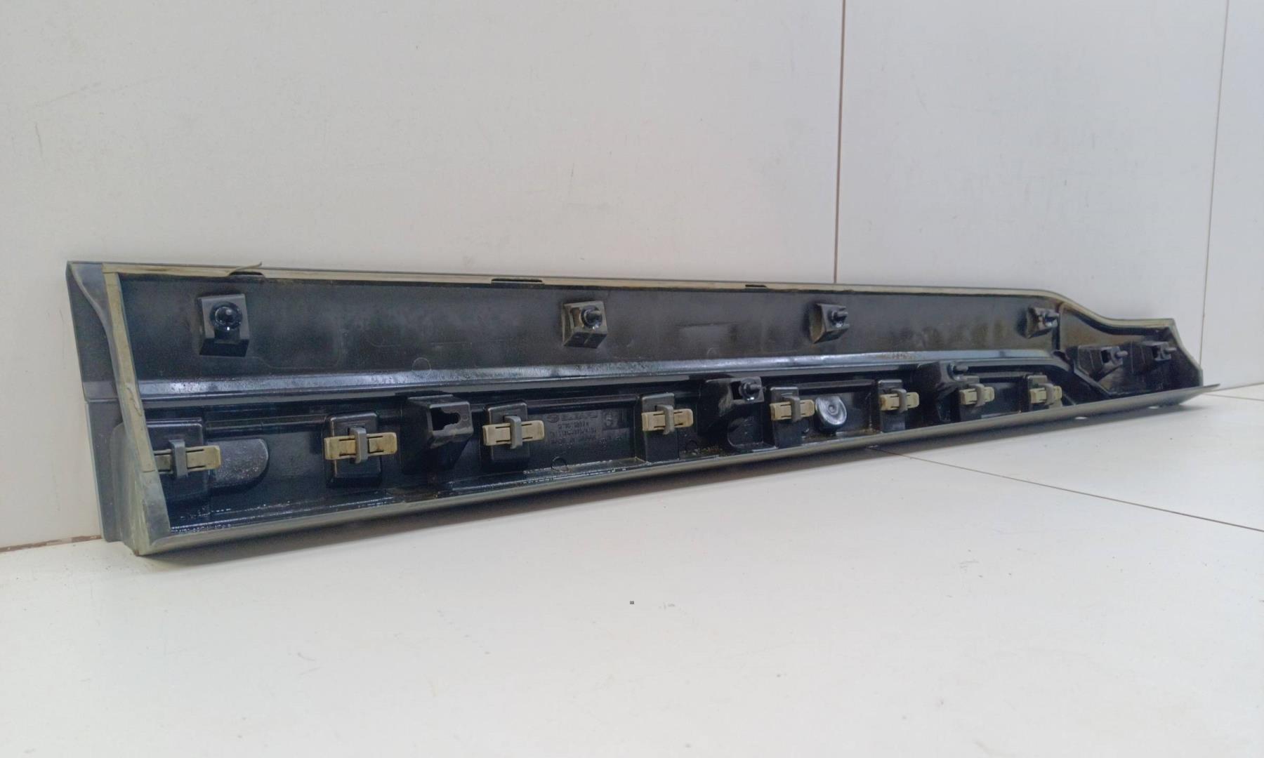 Накладка двери передней левой