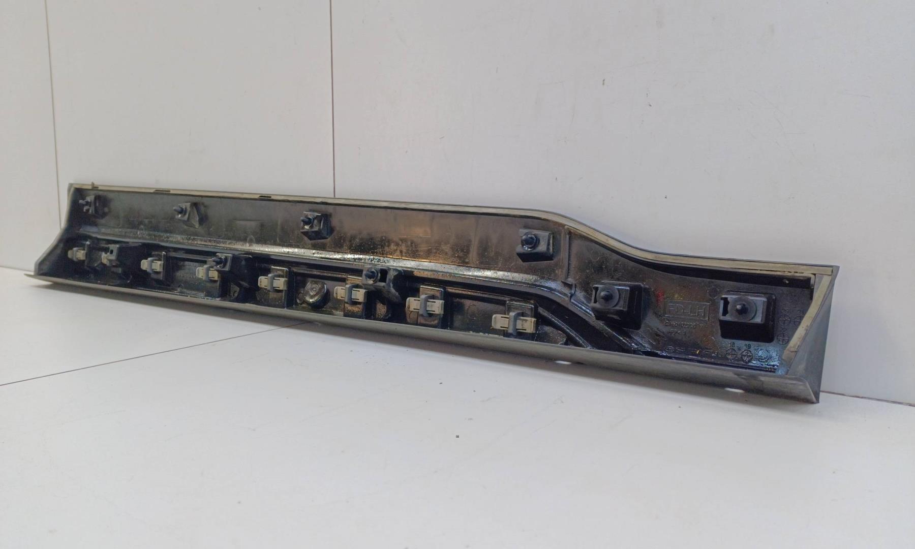 Накладка двери передней левой