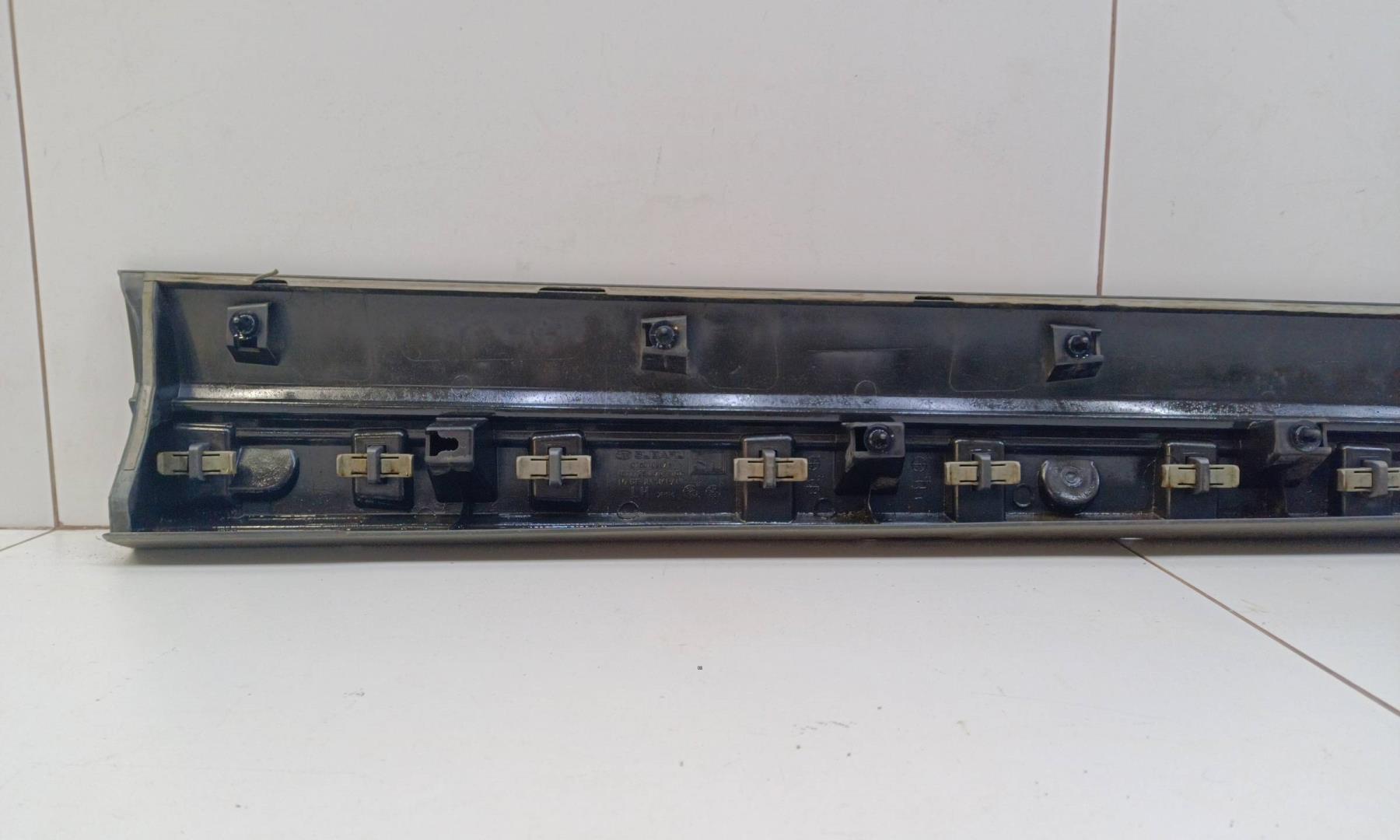 Накладка двери передней левой