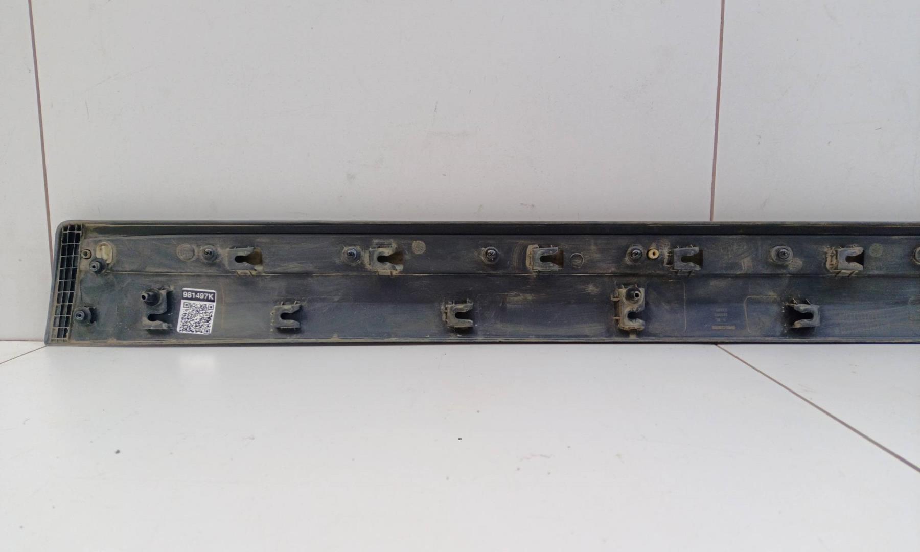 Накладка двери передней левой