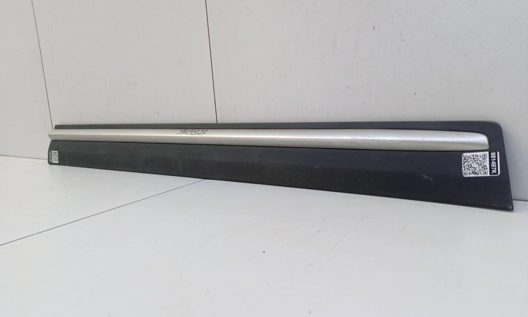 Накладка двери передней левой