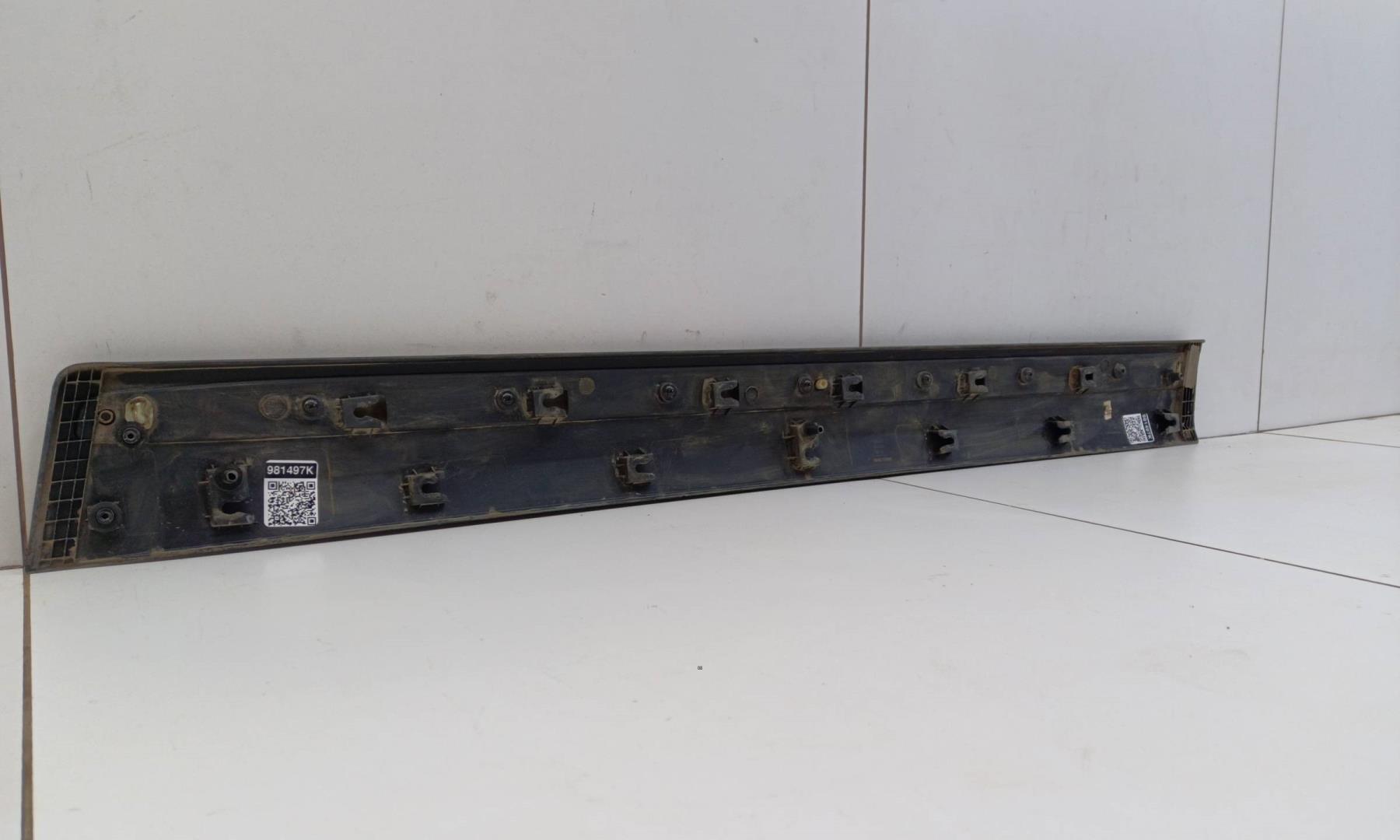 Накладка двери передней левой