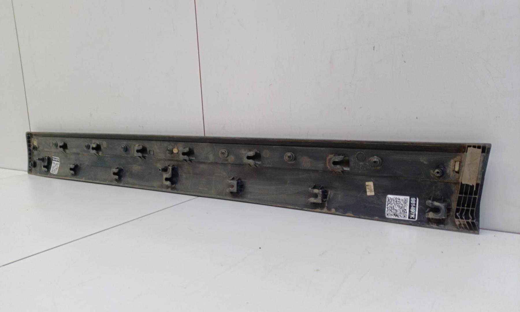 Накладка двери передней левой