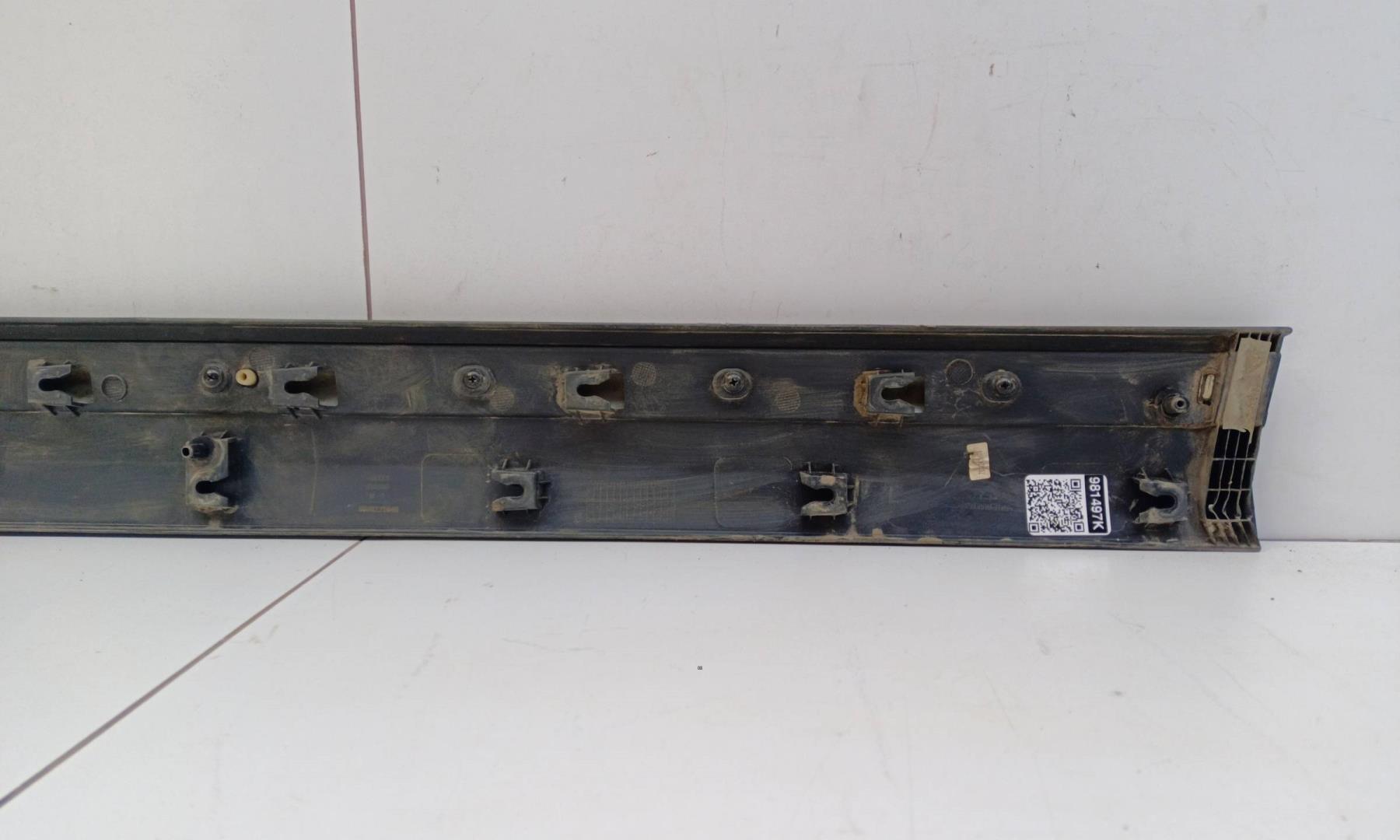 Накладка двери передней левой