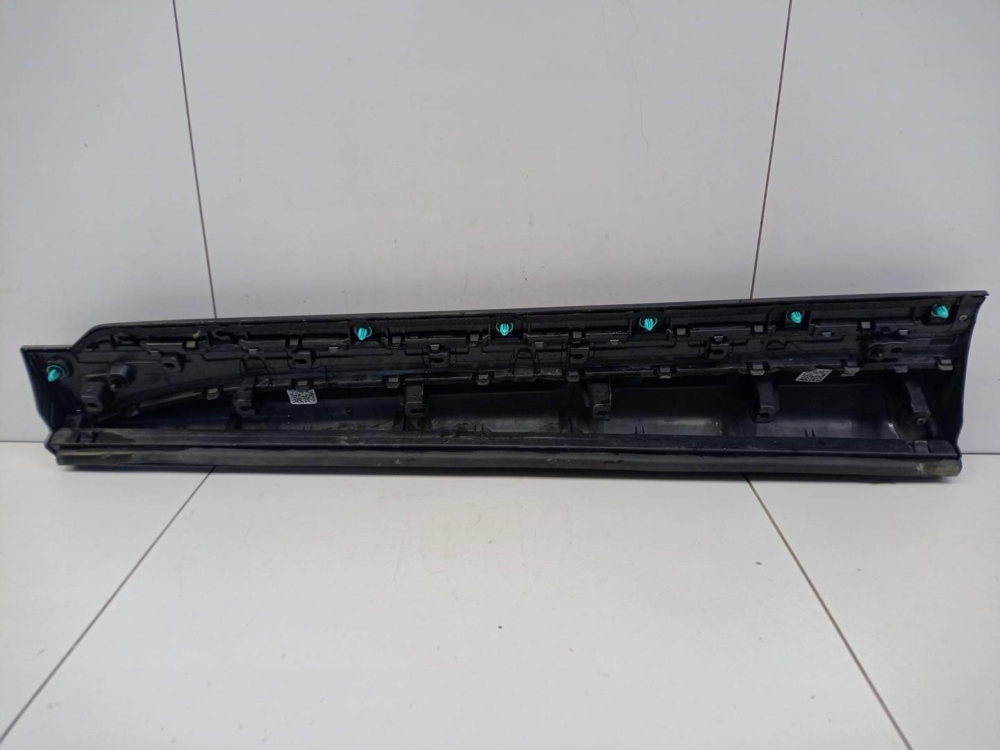 Накладка двери передней правой