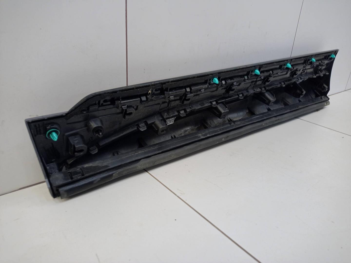 Накладка двери передней правой