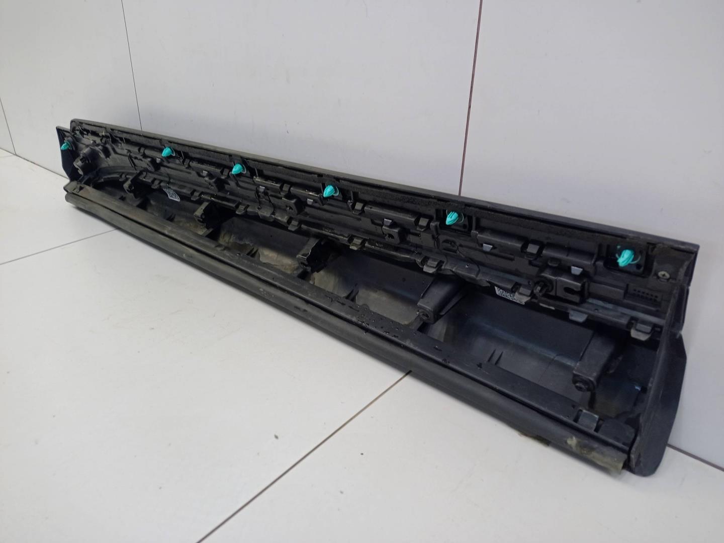 Накладка двери передней правой