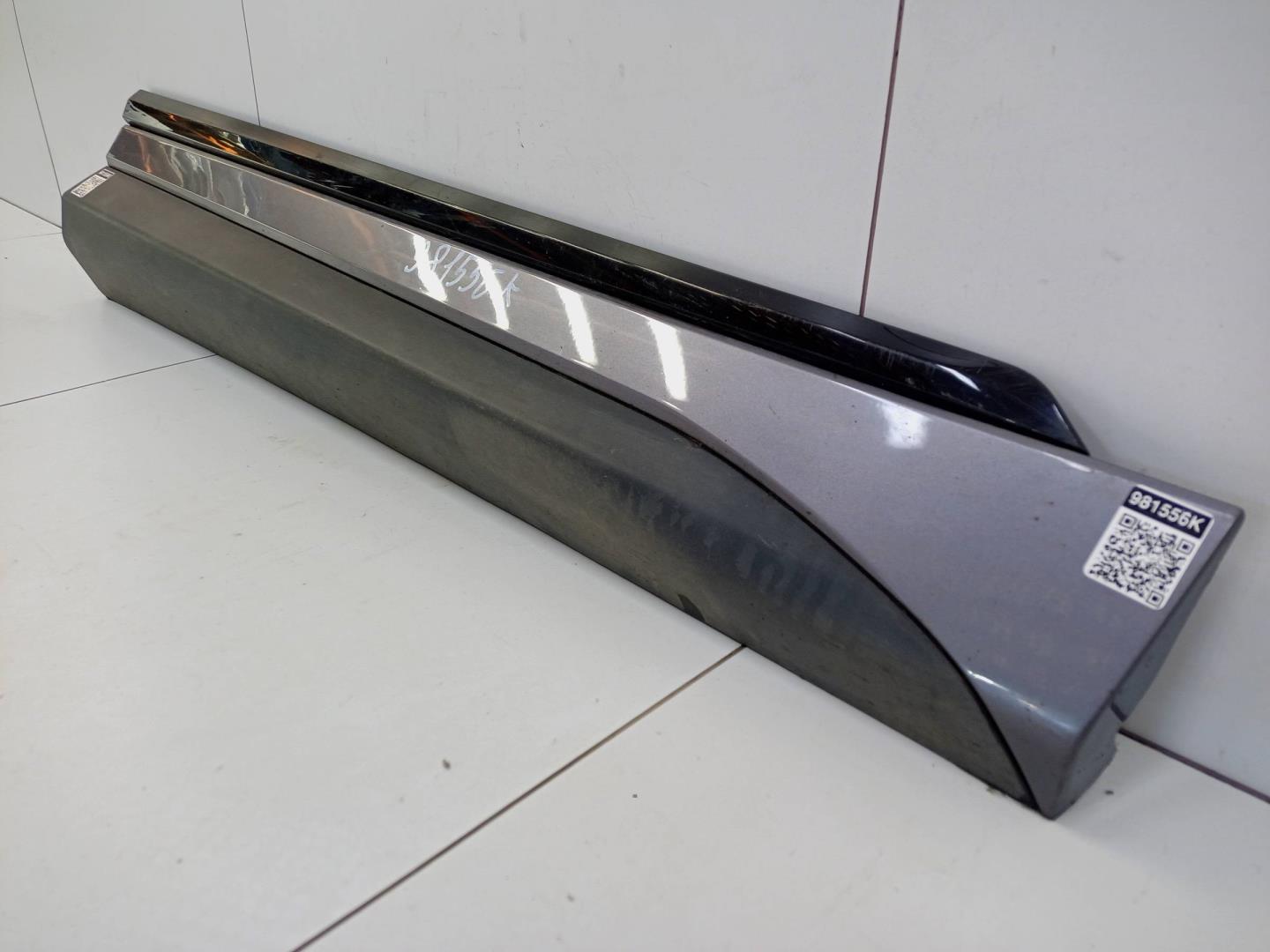 Накладка двери передней правой