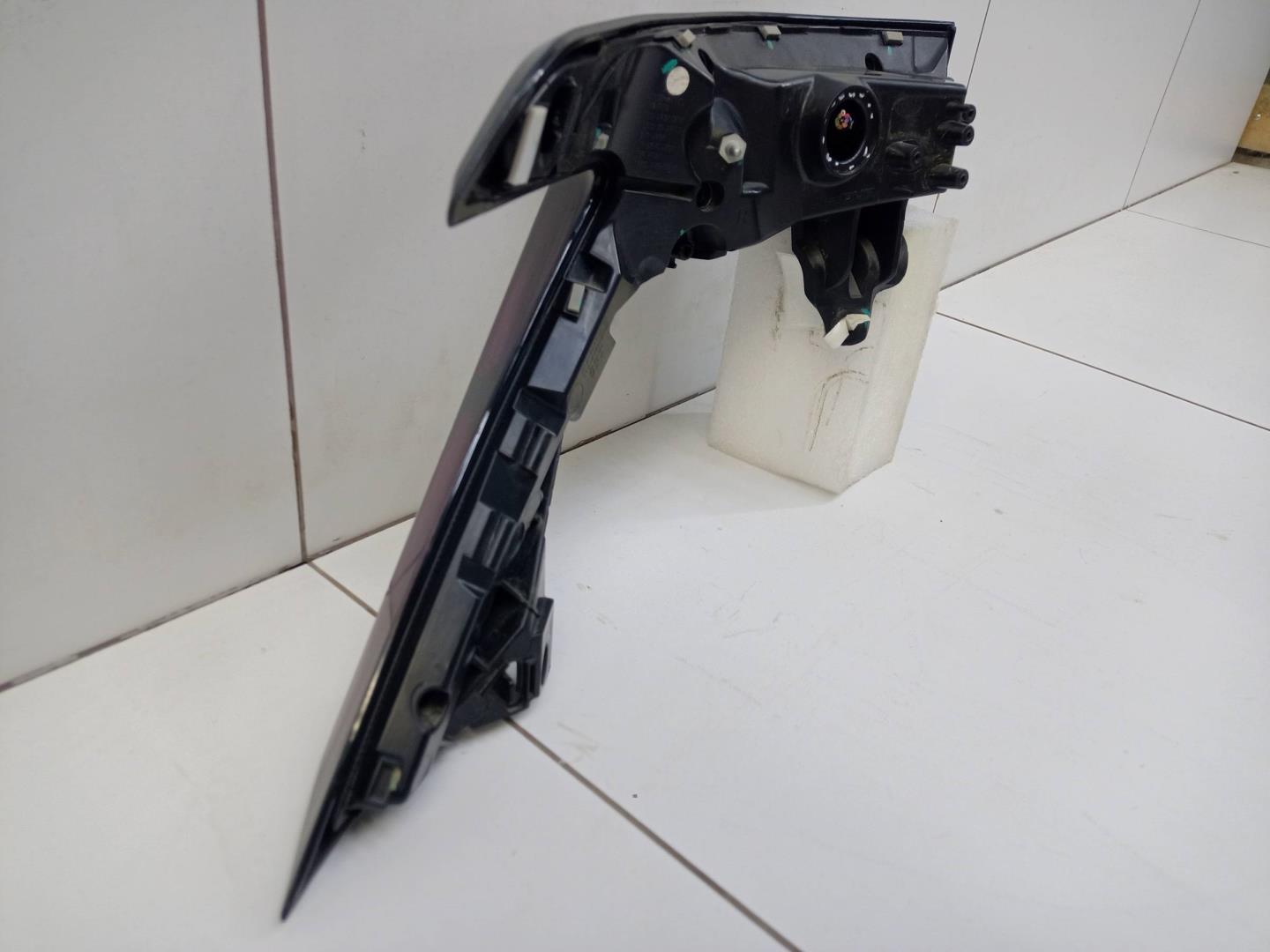 Фонарь задний наружный правый