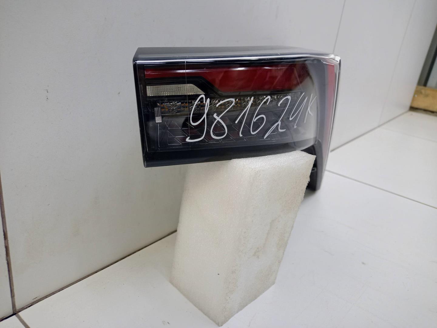 Фонарь задний наружный правый