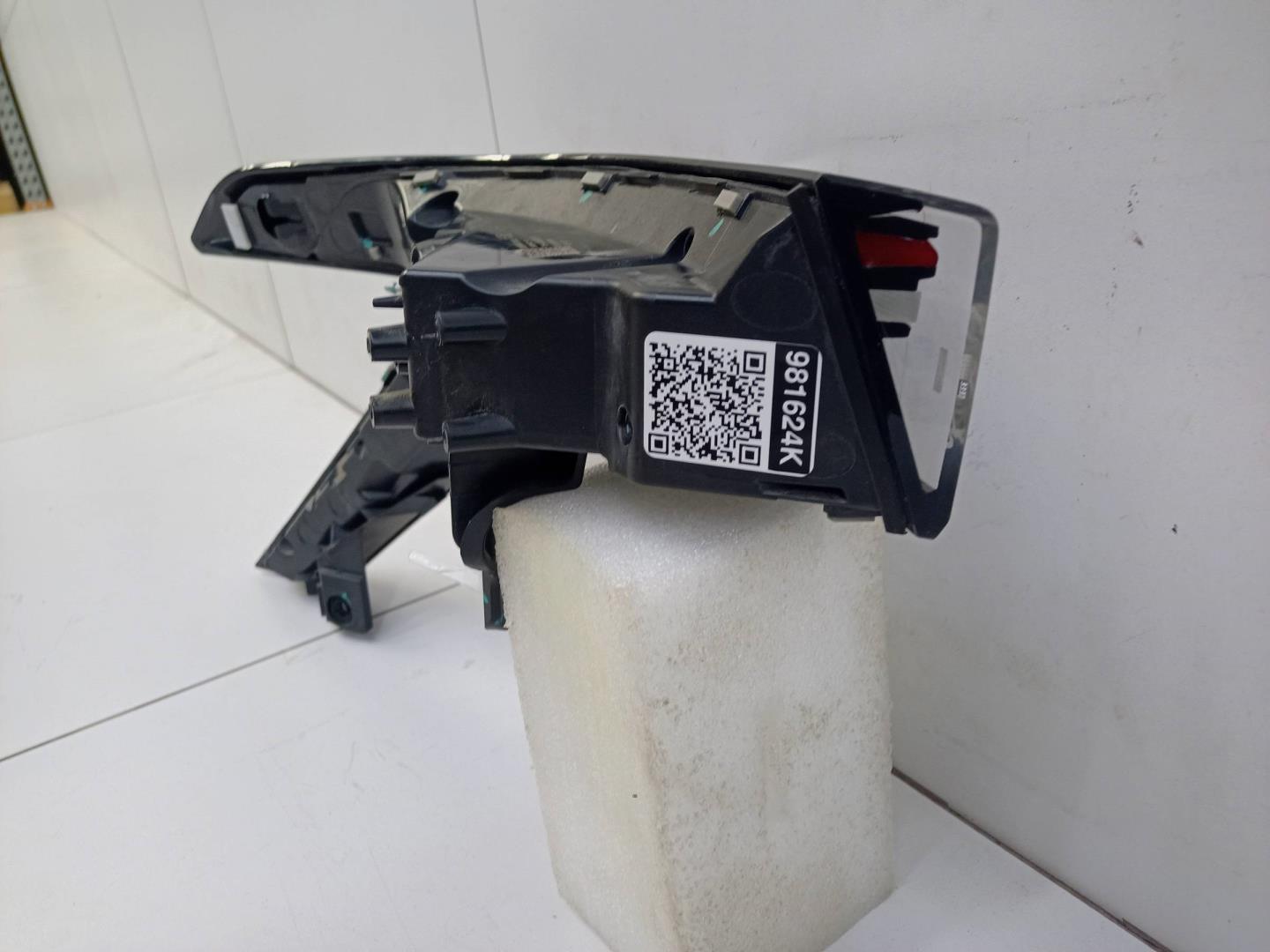 Фонарь задний наружный правый