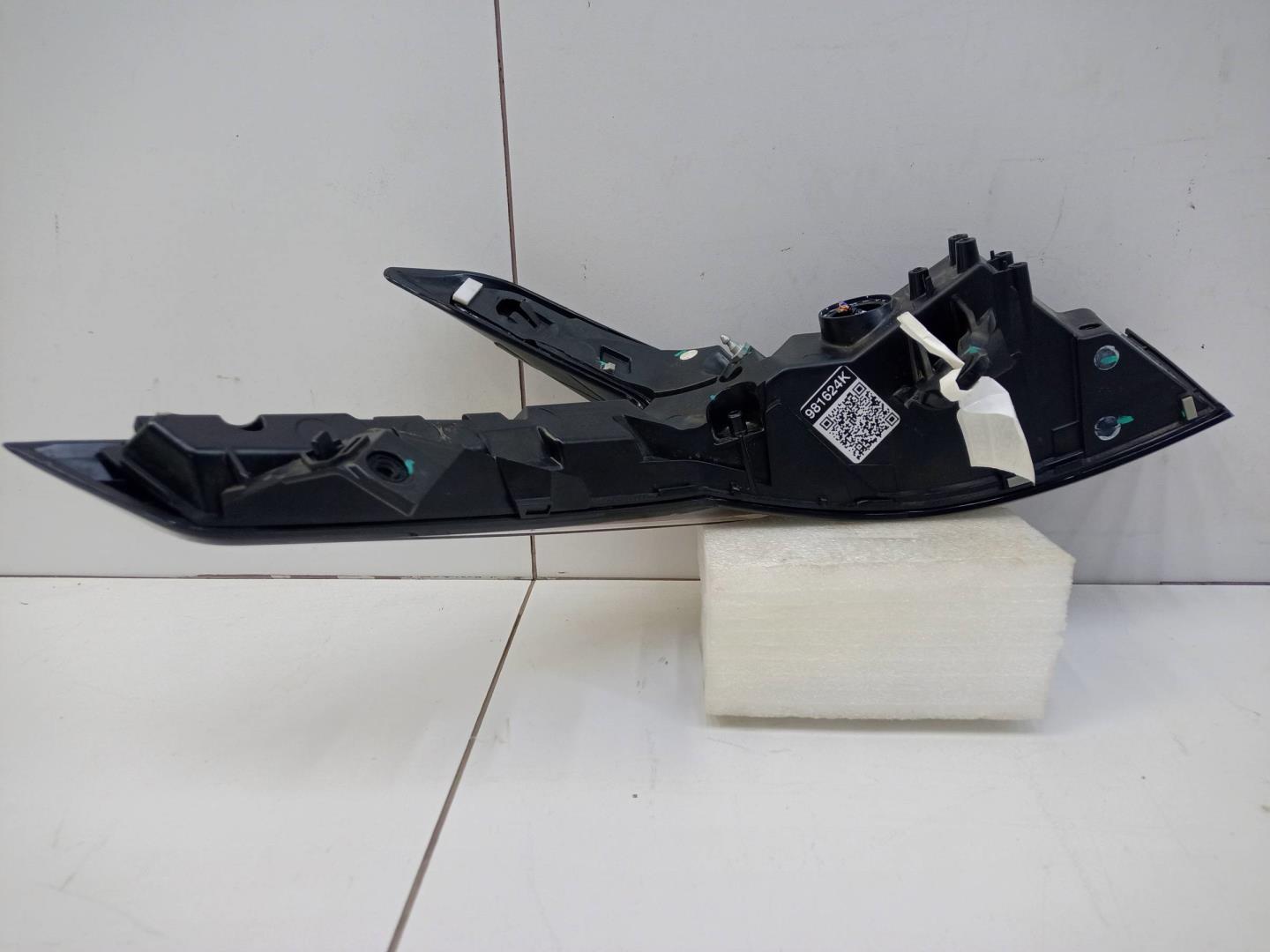 Фонарь задний наружный правый