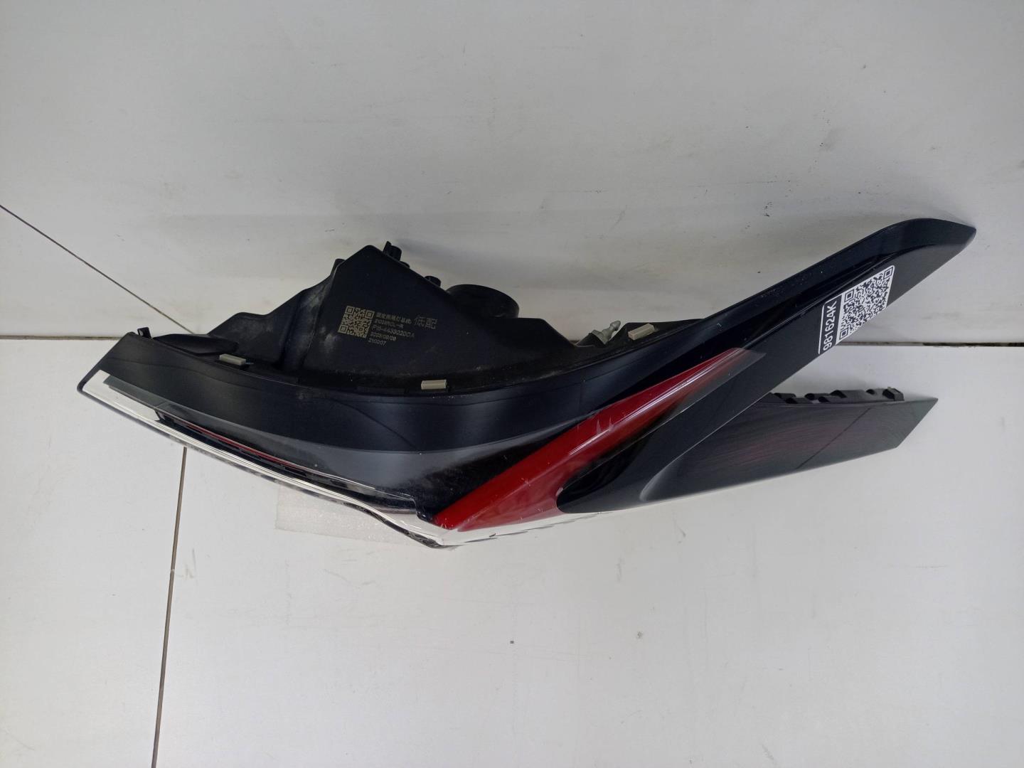 Фонарь задний наружный правый