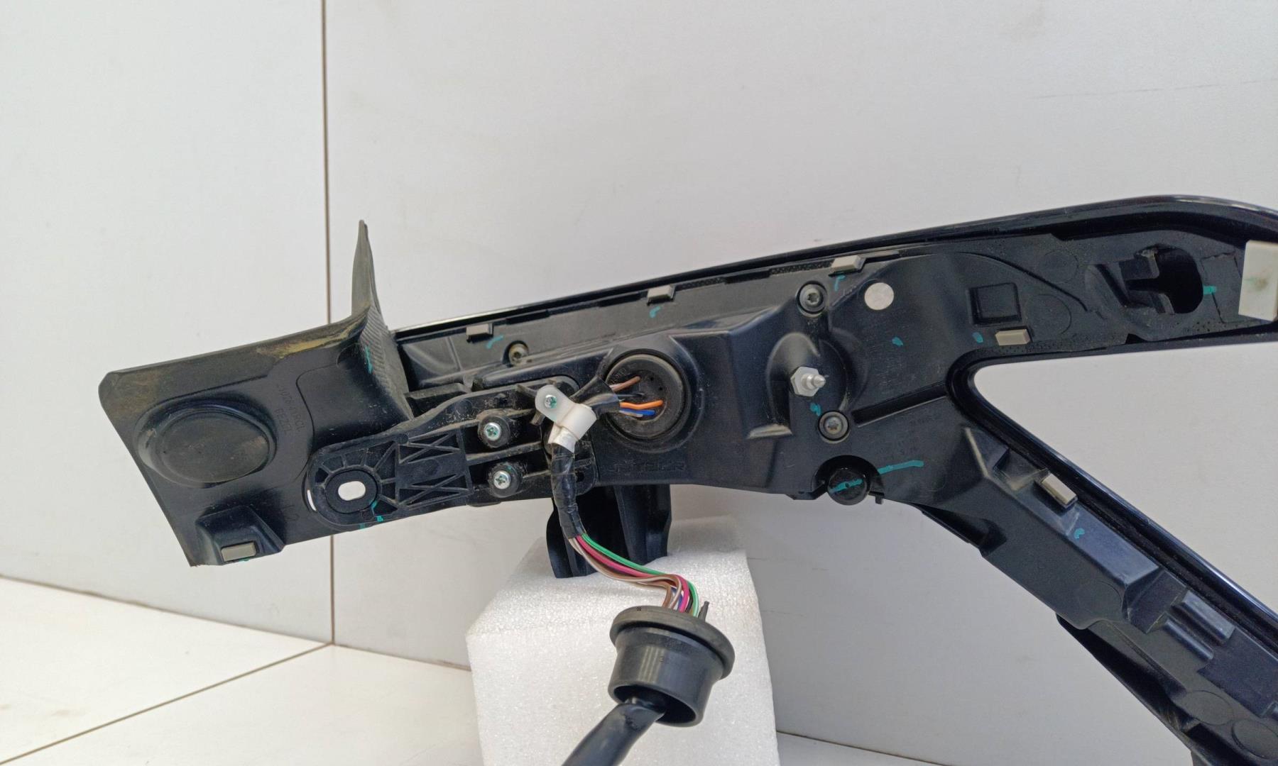 Фонарь задний наружный левый