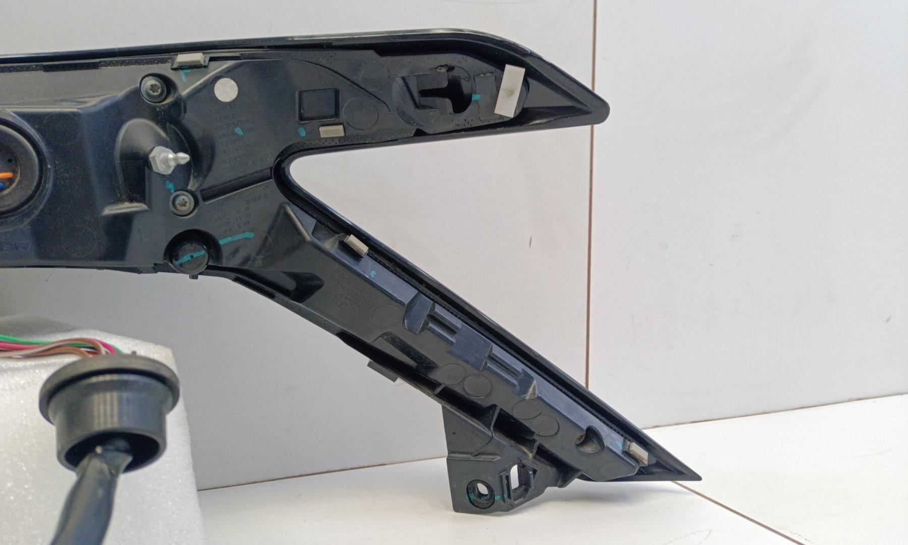 Фонарь задний наружный левый