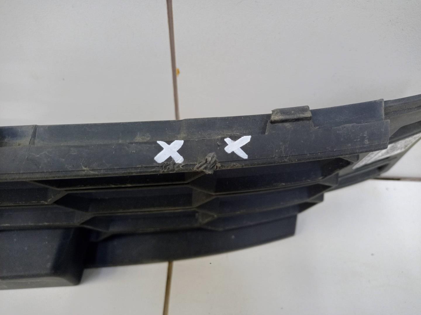 Решетка в бампер центральная