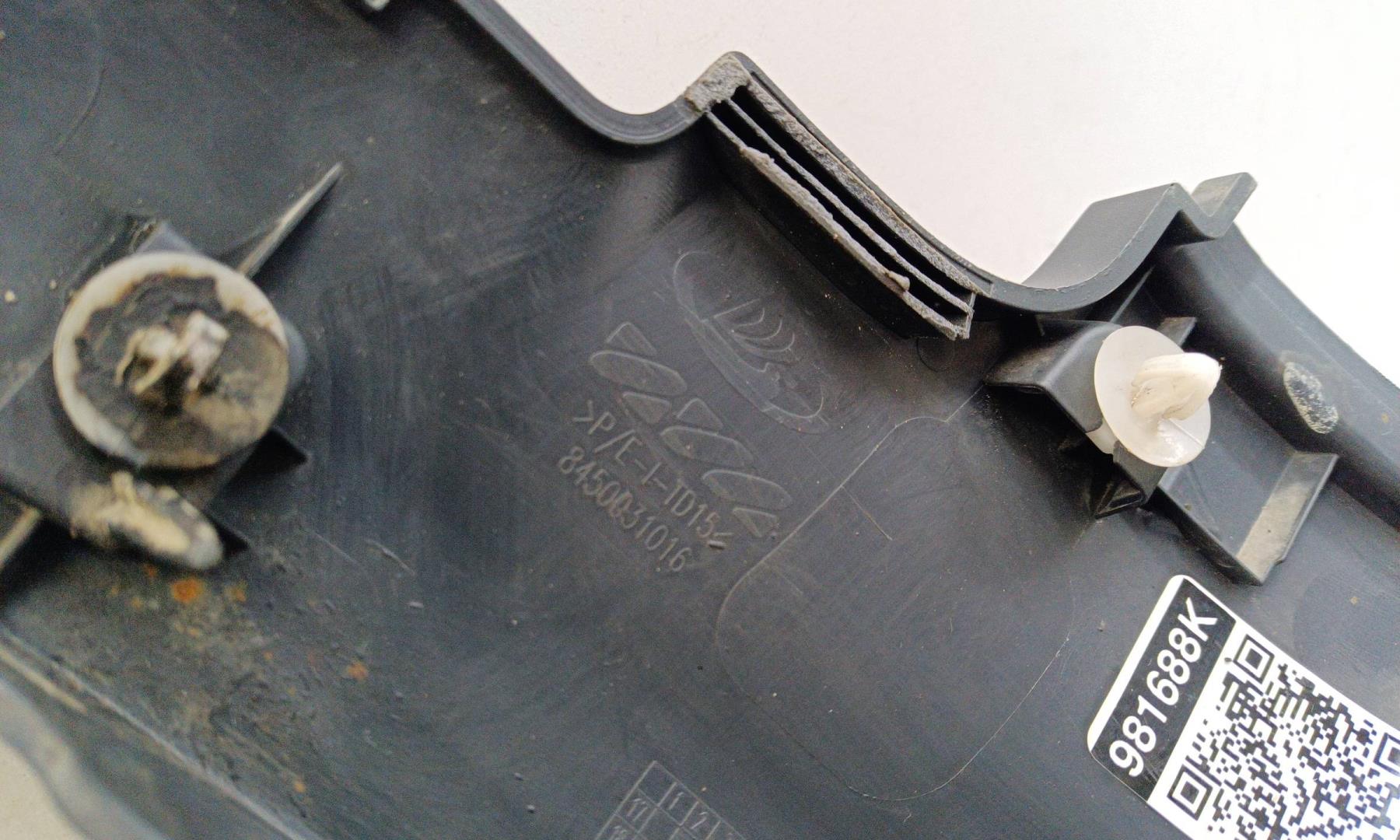 Накладка переднего крыла правого